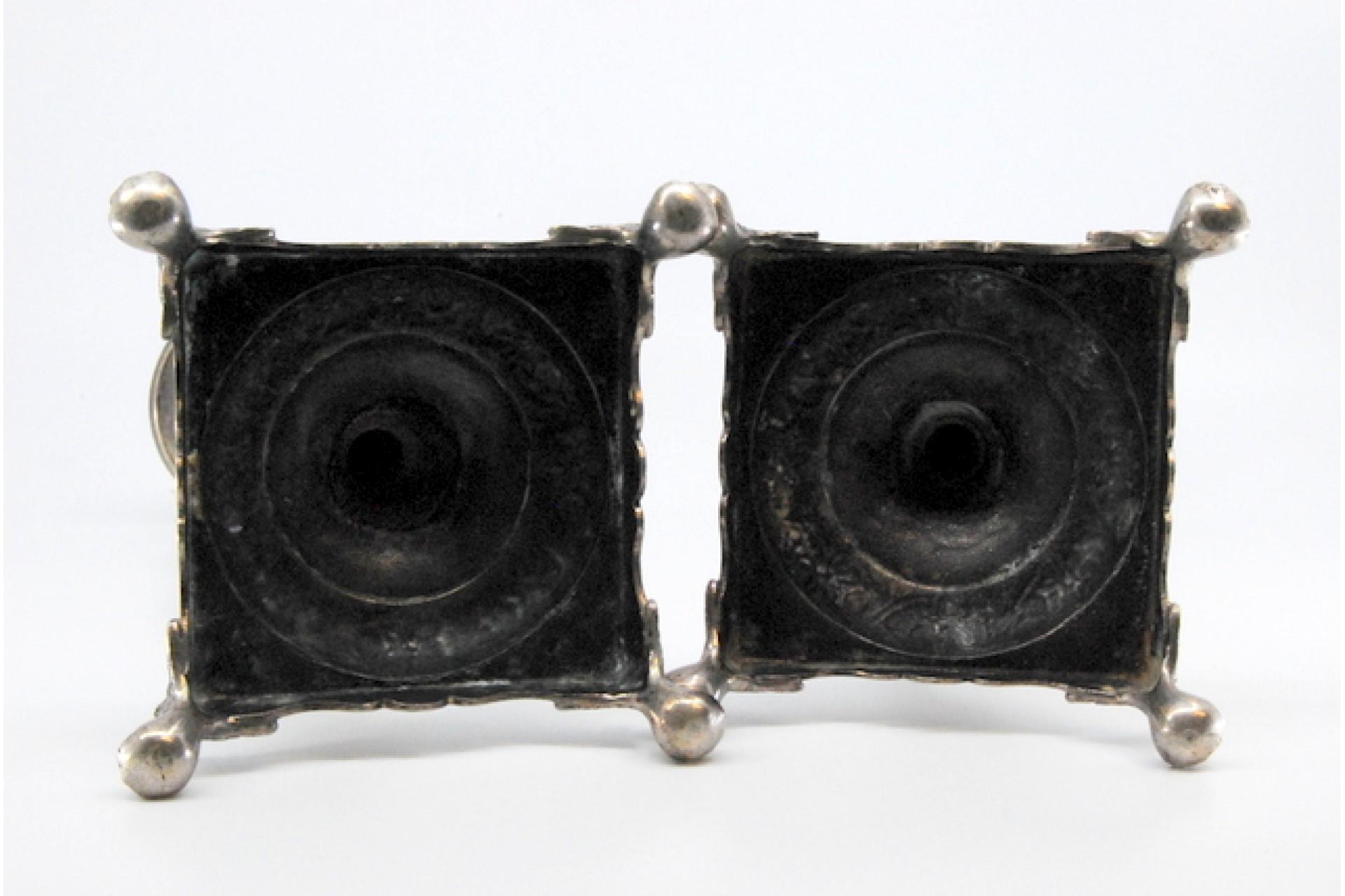 Silver candlesticks with turned stems on square bases with claw feet For Sale 1