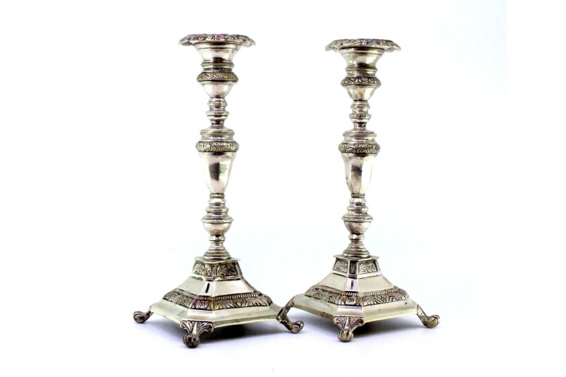 Silver candlesticks with turned stems on square bases with claw feet (Silber) im Angebot