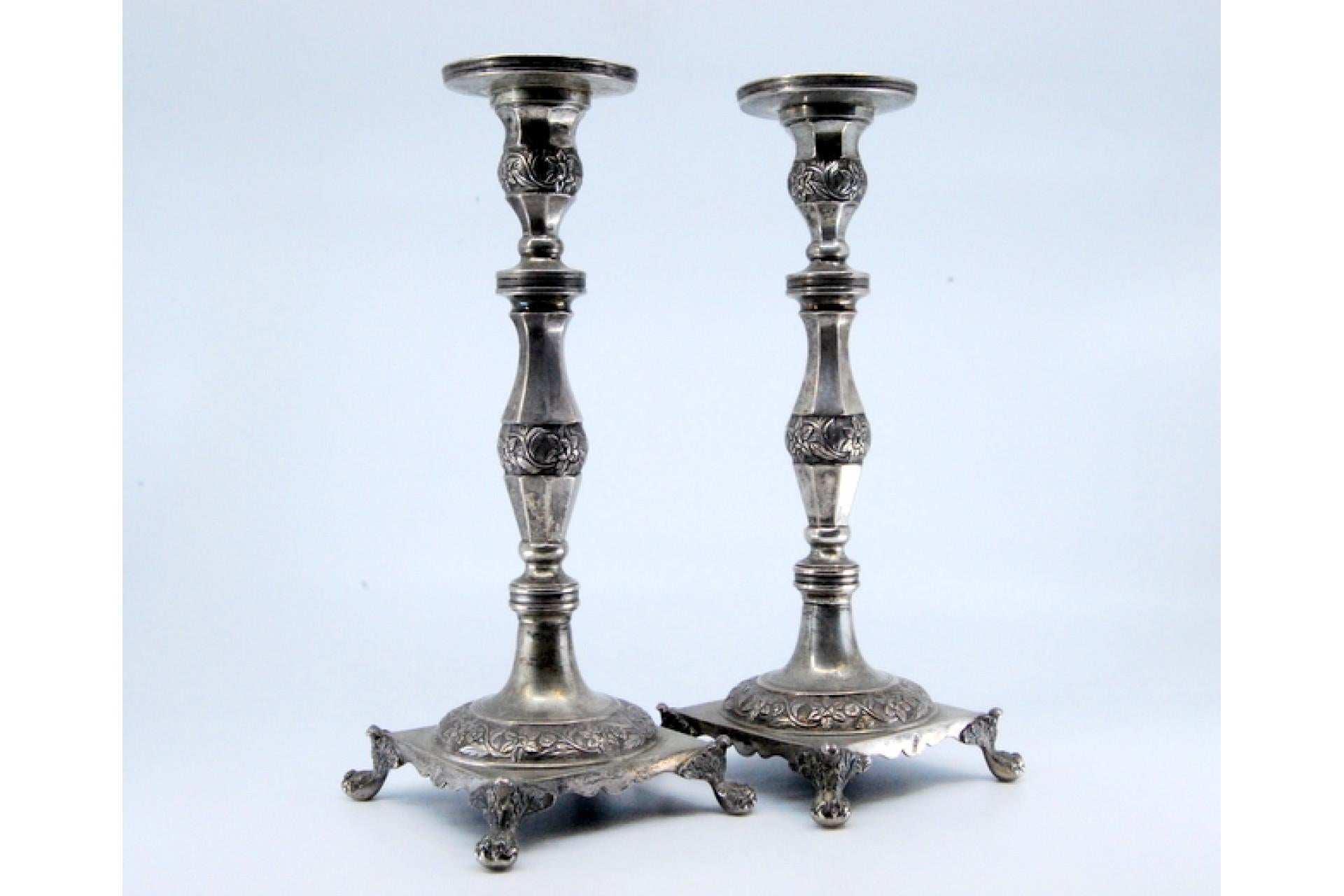 Silver candlesticks with turned stems on square bases with claw feet For Sale 3