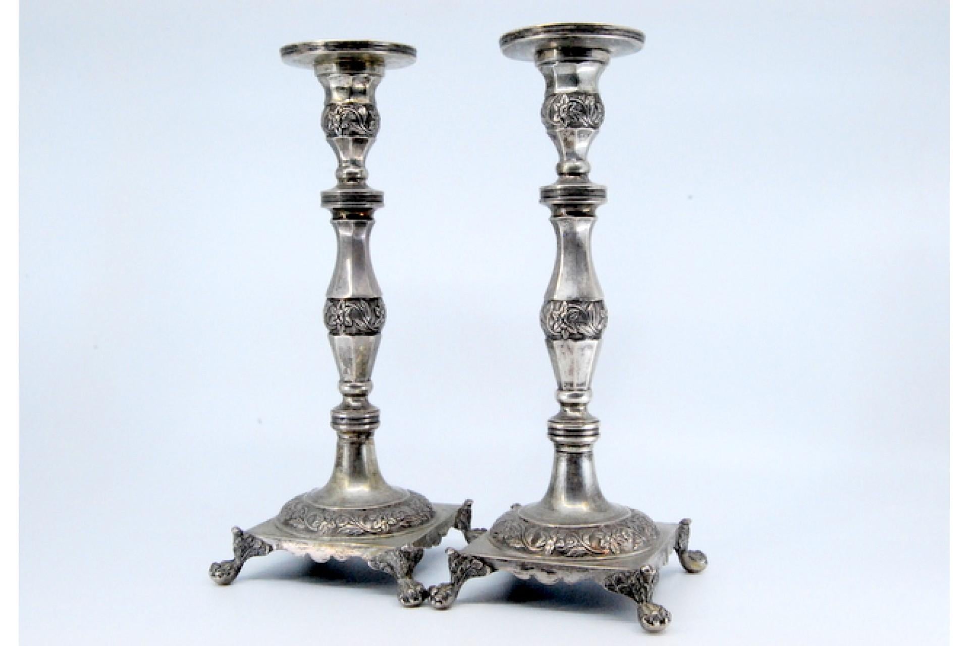 Silver candlesticks with turned stems on square bases with claw feet For Sale 4