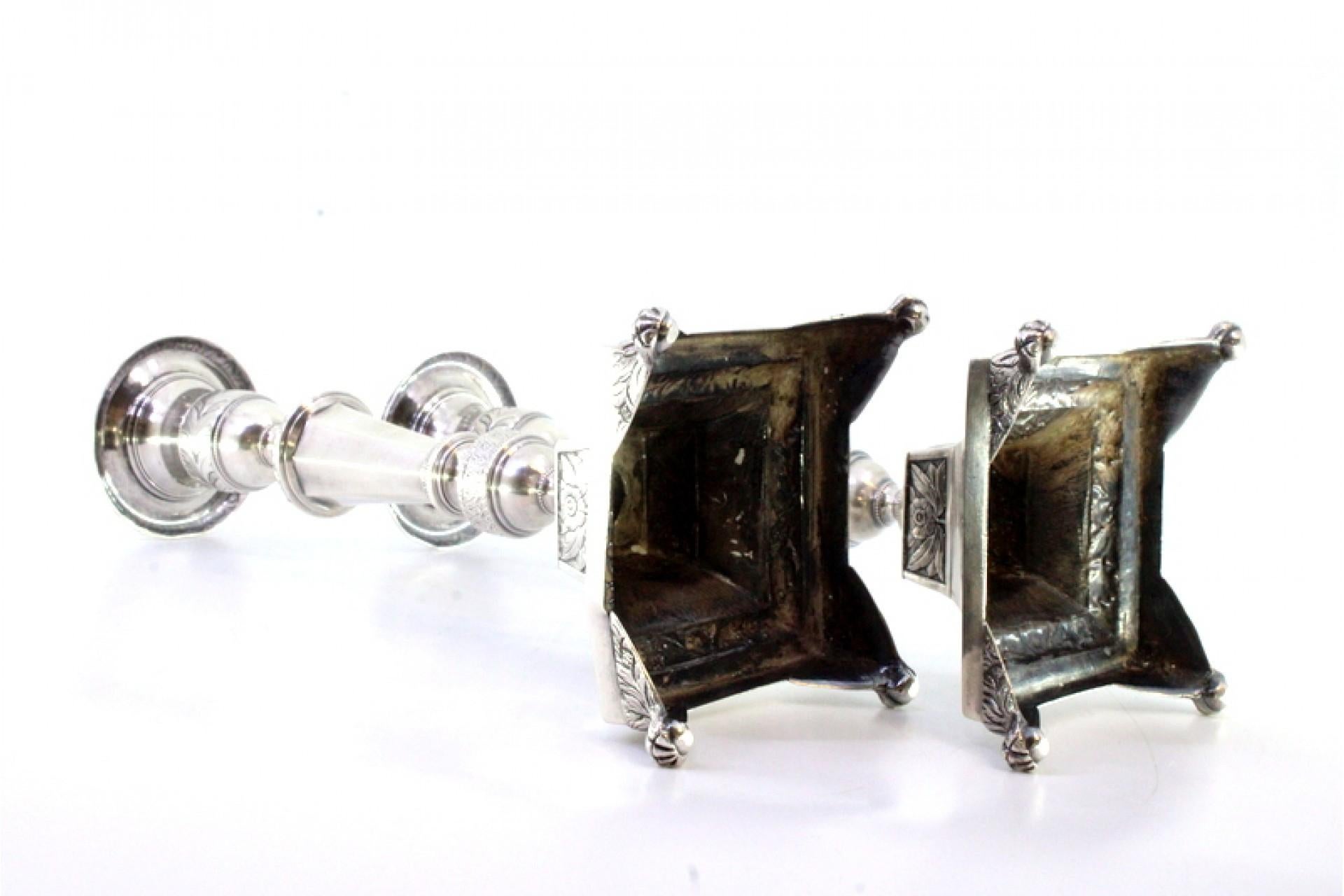 Silver candlesticks with turned stems, sconces and chiseled bases with claw feet In Good Condition For Sale In Porto, PT