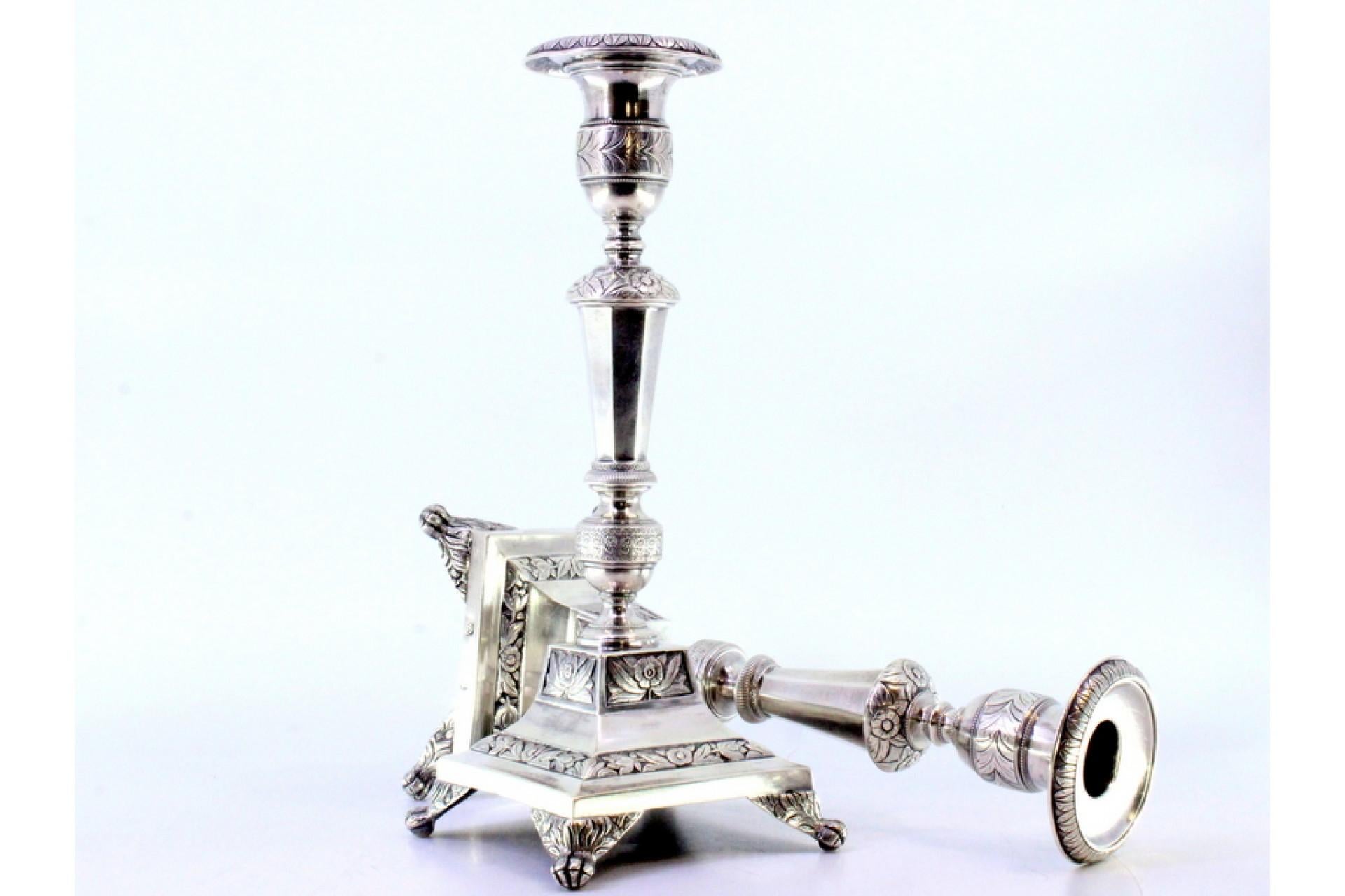 Silver candlesticks with turned stems, sconces and chiseled bases with claw feet For Sale 1