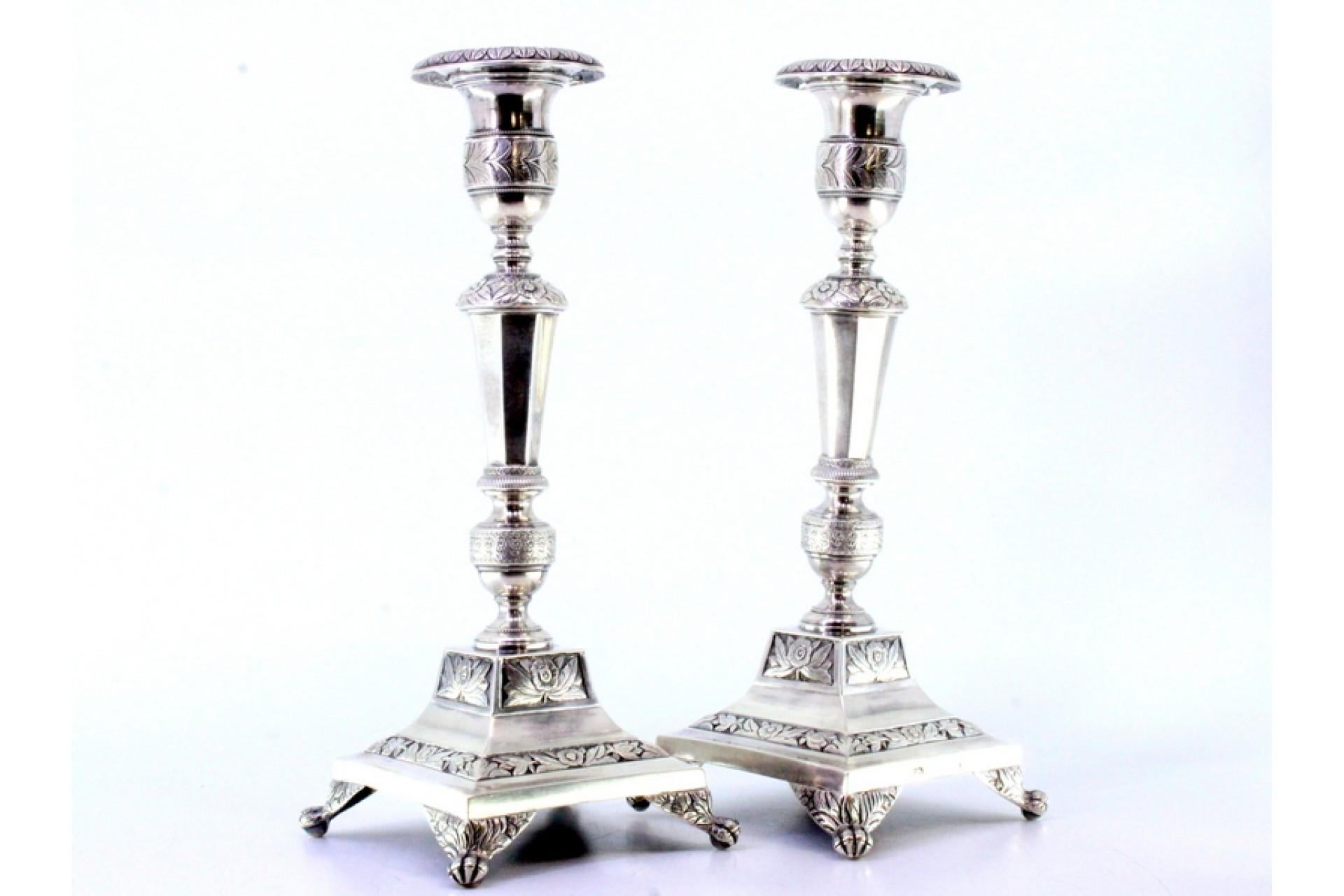 Silver candlesticks with turned stems, sconces and chiseled bases with claw feet For Sale 2