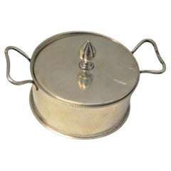 Silberne Bonbondose in Form eines Topfes mit einem Knauf auf dem Deckel und einer perlmuttfarbenen Schale