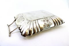 Bombonera de plata con flores en relieve, interior estriado y asas caladas