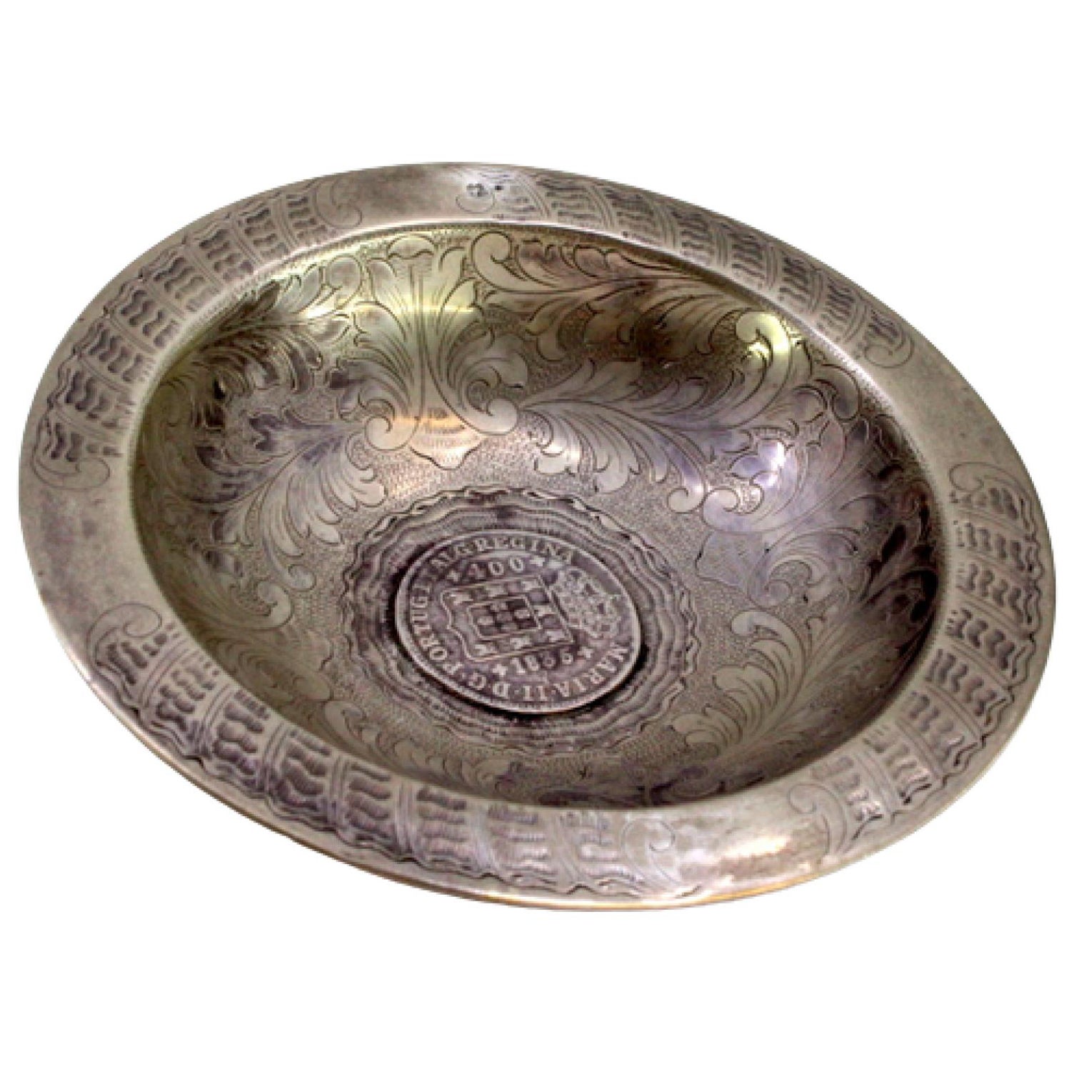 Silver candy box w/ floral engravings 
400-reis coin on 3 feet