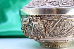 Silberne Bonbondose mit floralen Reliefs und taubenförmigem Scharnierdeckel