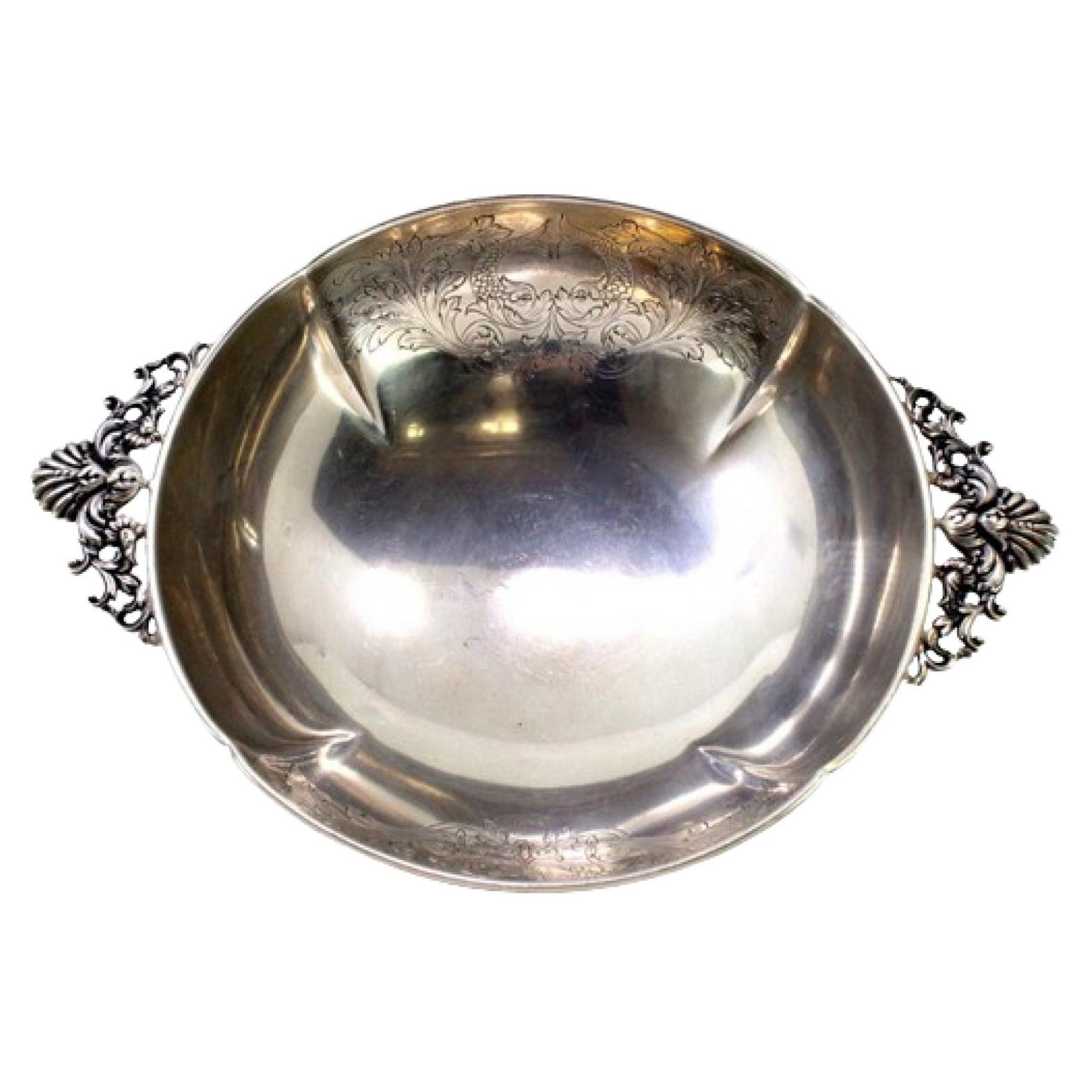 Silver candy box w/ floral reliefs, engraved fish
ring handles