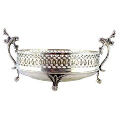 A Silver candy box avec grille, poignées et 4 pieds griffes