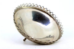 Silver candy box w/ wire rim & 4 horse-hoof feet