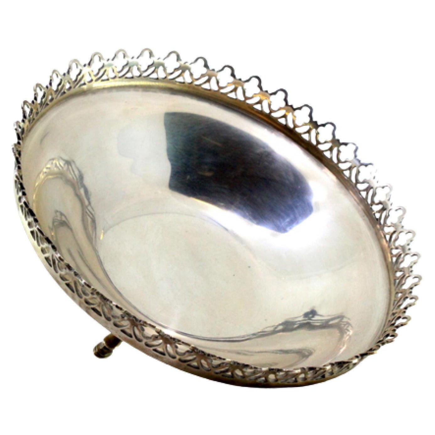 Silver candy box w/ wire rim 
4 horse-hoof feet