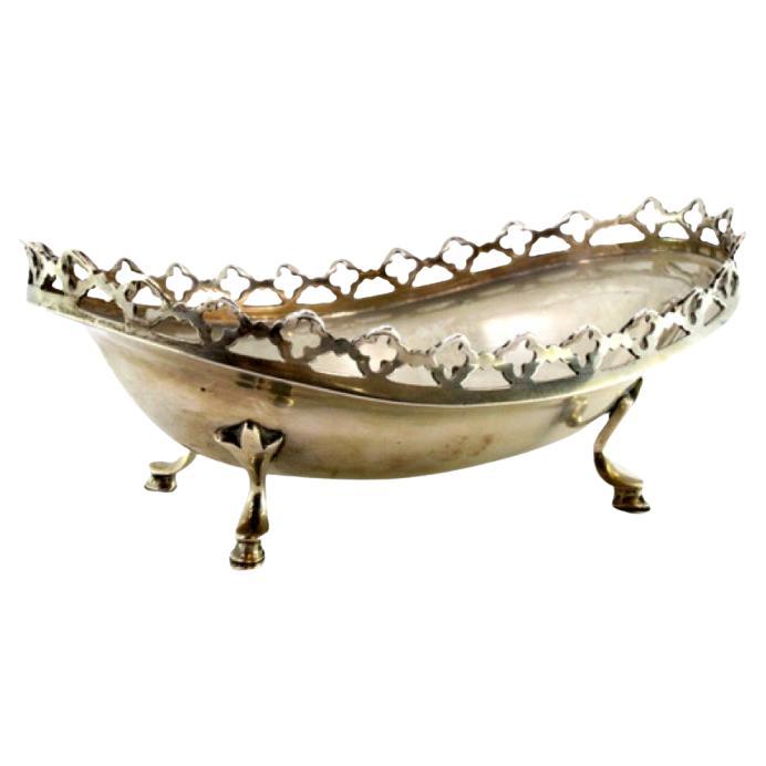 Silberne Bonbondose mit einem auf vier Pferdefüßen ruhenden Gestell