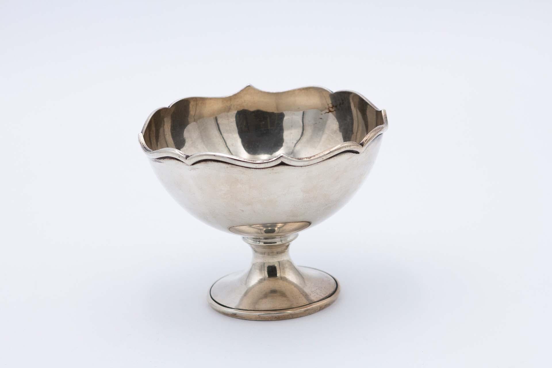 Descrizione: Scatola in argento con base circolare e rilievo sul bordo. Metallo: Argento. Origine: Portoghese. Marchio: aquila in piedi. Peso: 224,26 grammi. Dimensioni: 13,3cmx10cm. Contenuto: 833/1000. Marchio di controllo: Sì, tra il 1938 e il