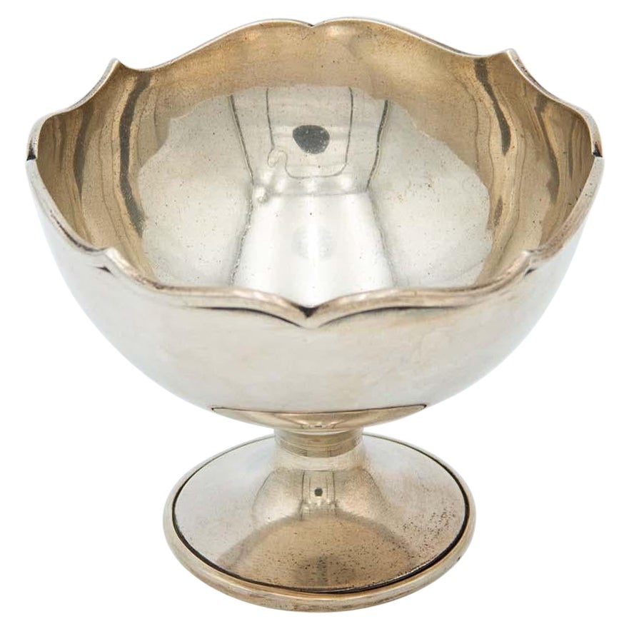 Silver candy box with circular base and relief on the rim