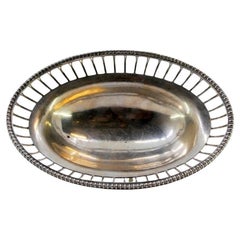 Silberne Bonbondose mit Ausschnitten und Perlen am Rand