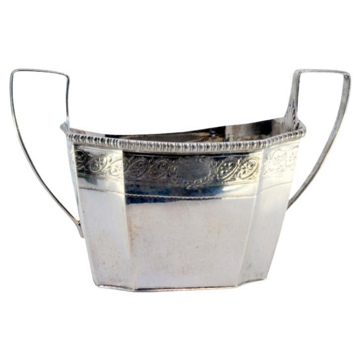 Silver candy box with engraved floral motifs and pearly rim For Sale