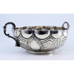 Silver candy box with engravings and shells with two handles