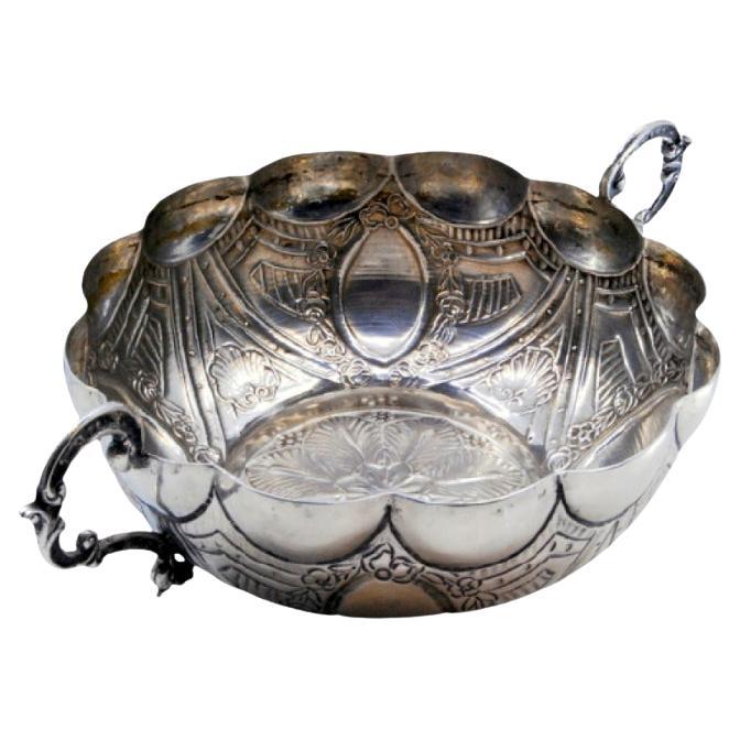 Silver candy box with engravings and shells with two handles For Sale