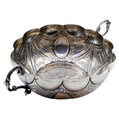 Silver candy box with engravings and shells with two handles