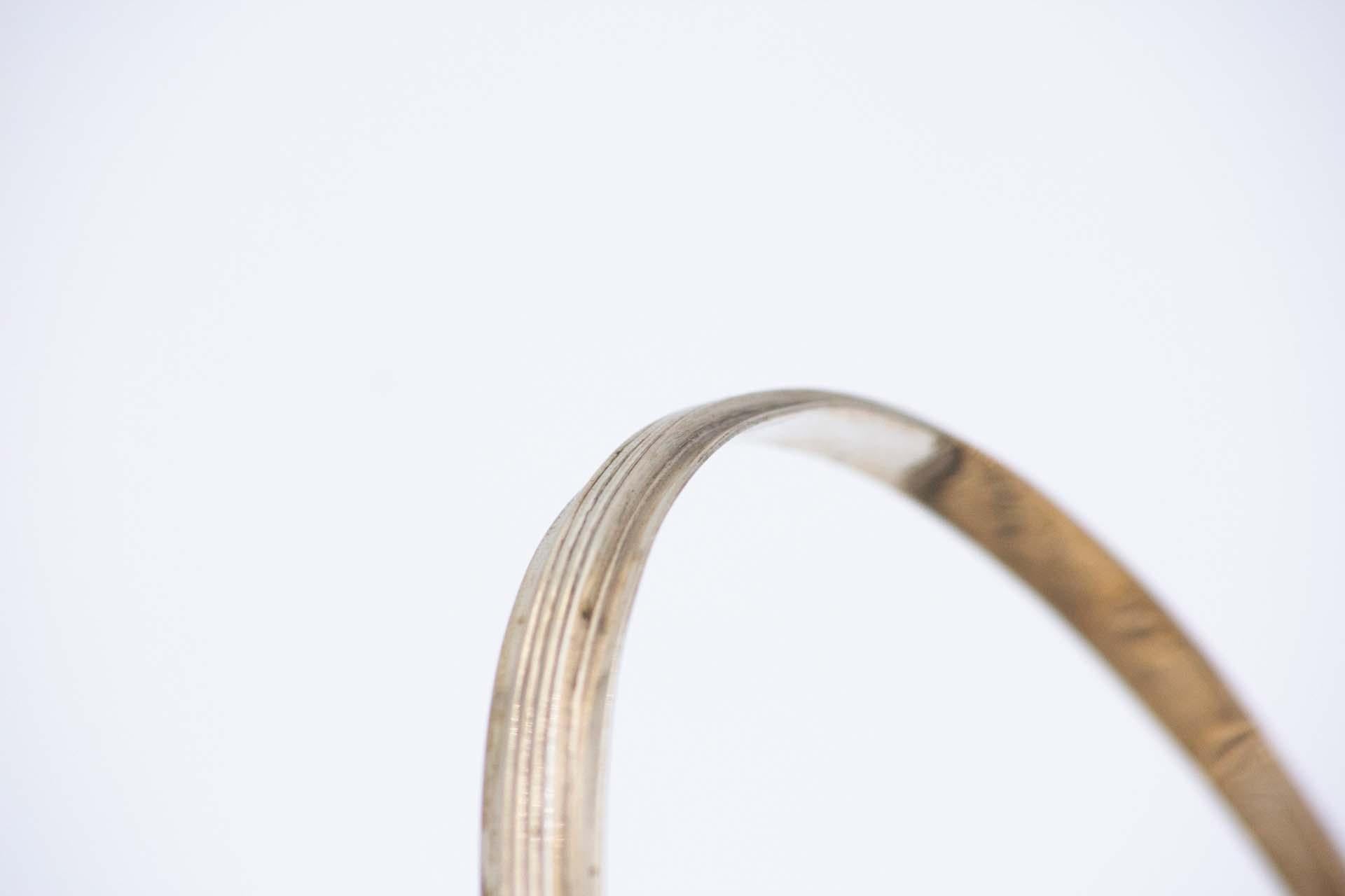 Descrizione: Scatola in argento con motivi floreali incisi, scanalature, fregi circostanti e manico mobile con perline. Metallo: Argento. Origine: Portoghese. Marchio: aquila in piedi. Peso: 243,58 grammi. Dimensioni: 15 cm x 10,9 cm. Contenuto: