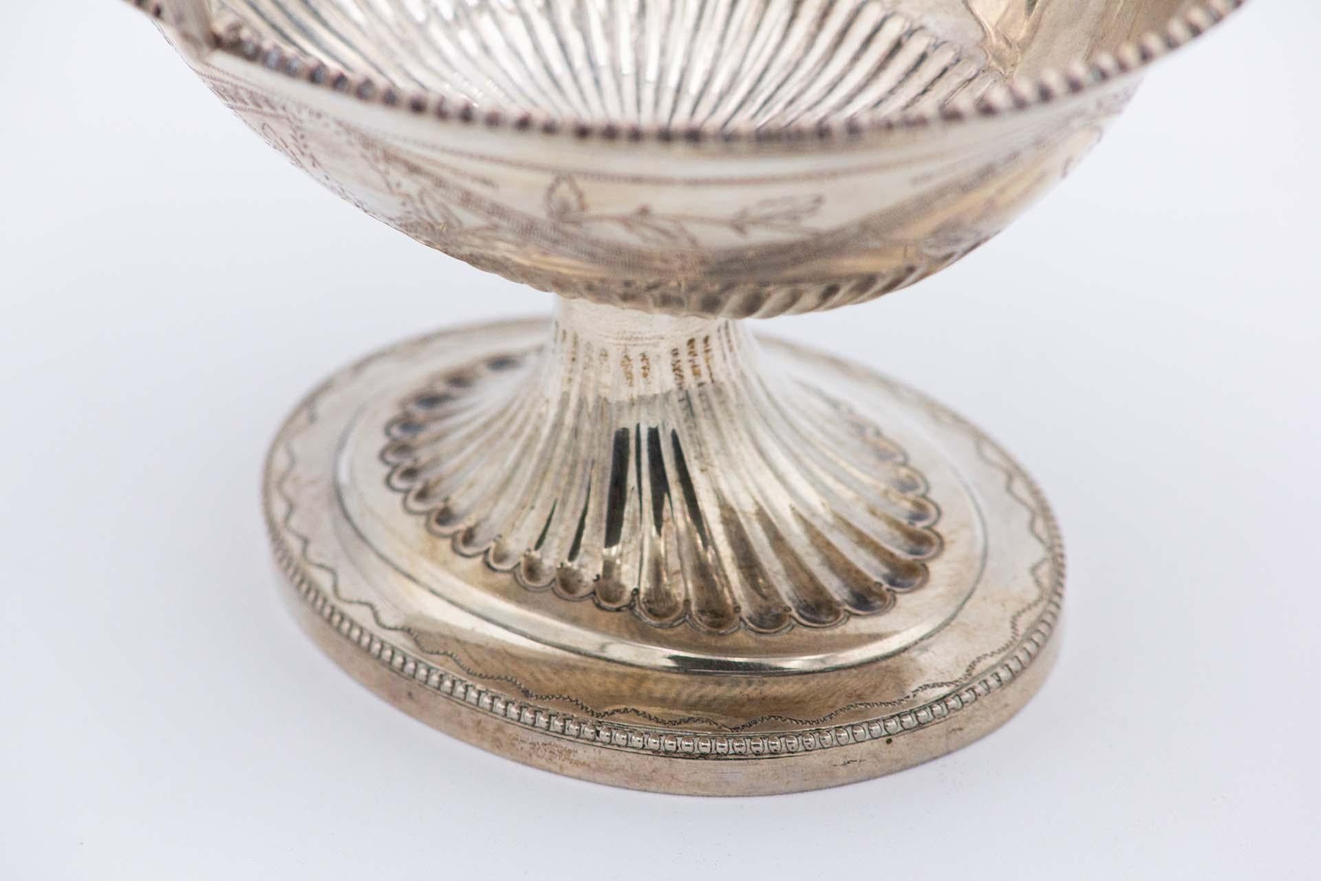 Silver candy box with floral motifs In condizioni buone in vendita a Porto, PT