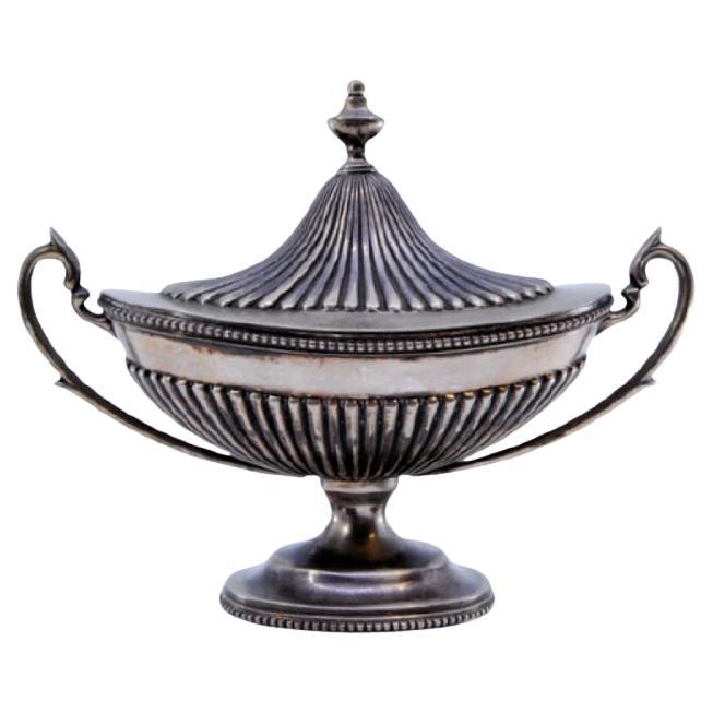 Silver candy box with fluted reliefs, pearl friezes 
removable lid For Sale