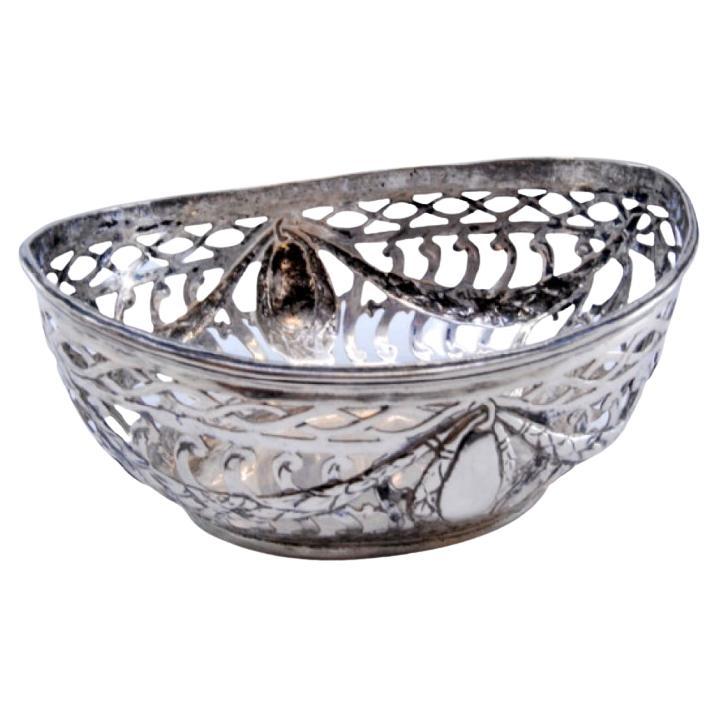 Silberne Bonbondose mit Girlandenverzierung und Rüschen am Rand und Boden