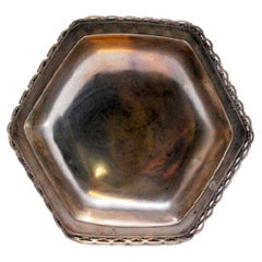 Silver candy box with hexagonal rack and resting on three zoomorphic feet
