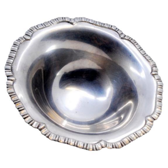 Silberne Bonbondose mit erhabenen Friesen am Rand und auf drei Klauenfüßen