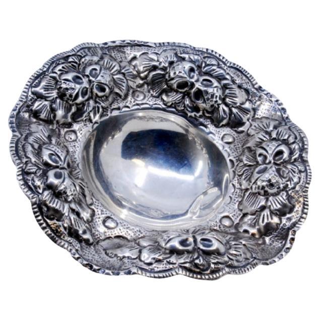 Silberne Bonbondose mit Reliefs und floralen Motiven und drei Standfüßen