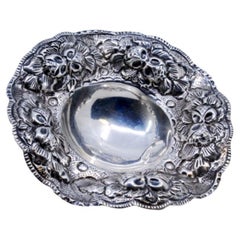 Silberne Bonbondose mit Reliefs und floralen Motiven und drei Standfüßen