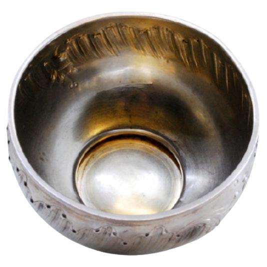 Silberne Bonbondose mit Reliefs in der Umgebung