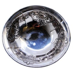 Silberne Bonbondose mit Reliefs, rundem Boden und floralen Motiven