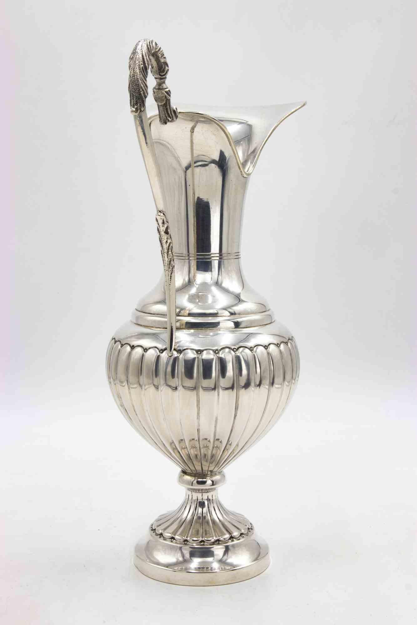 Vintage Silber Karaffe realisiert durch italienische Manufaktur in der Mitte des 20.

Silber 800, Punze auf dem Sockel.

Gewicht: 0.865 kg

Sehr guter Zustand.