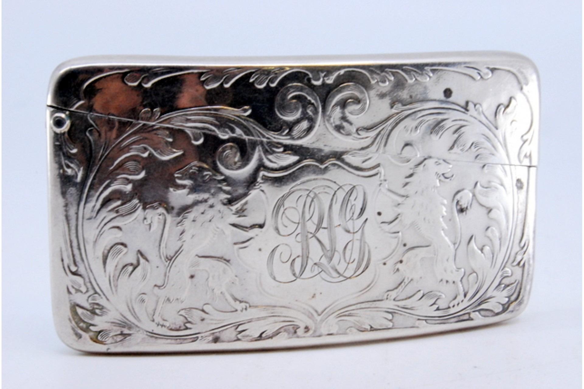 Gewölbtes silbernes Kartenetui mit Gravuren, die eine Karte mit Monogramm umgeben. Metall: Silber. Herkunft: Englisch. Markierung: Unleserlich. Gewicht: 55,51 Gramm  1,96 Unzen. Abmessungen: 8,5x4,8 cm  3,35x1,89 Zoll. Reinheit: 925/1000.