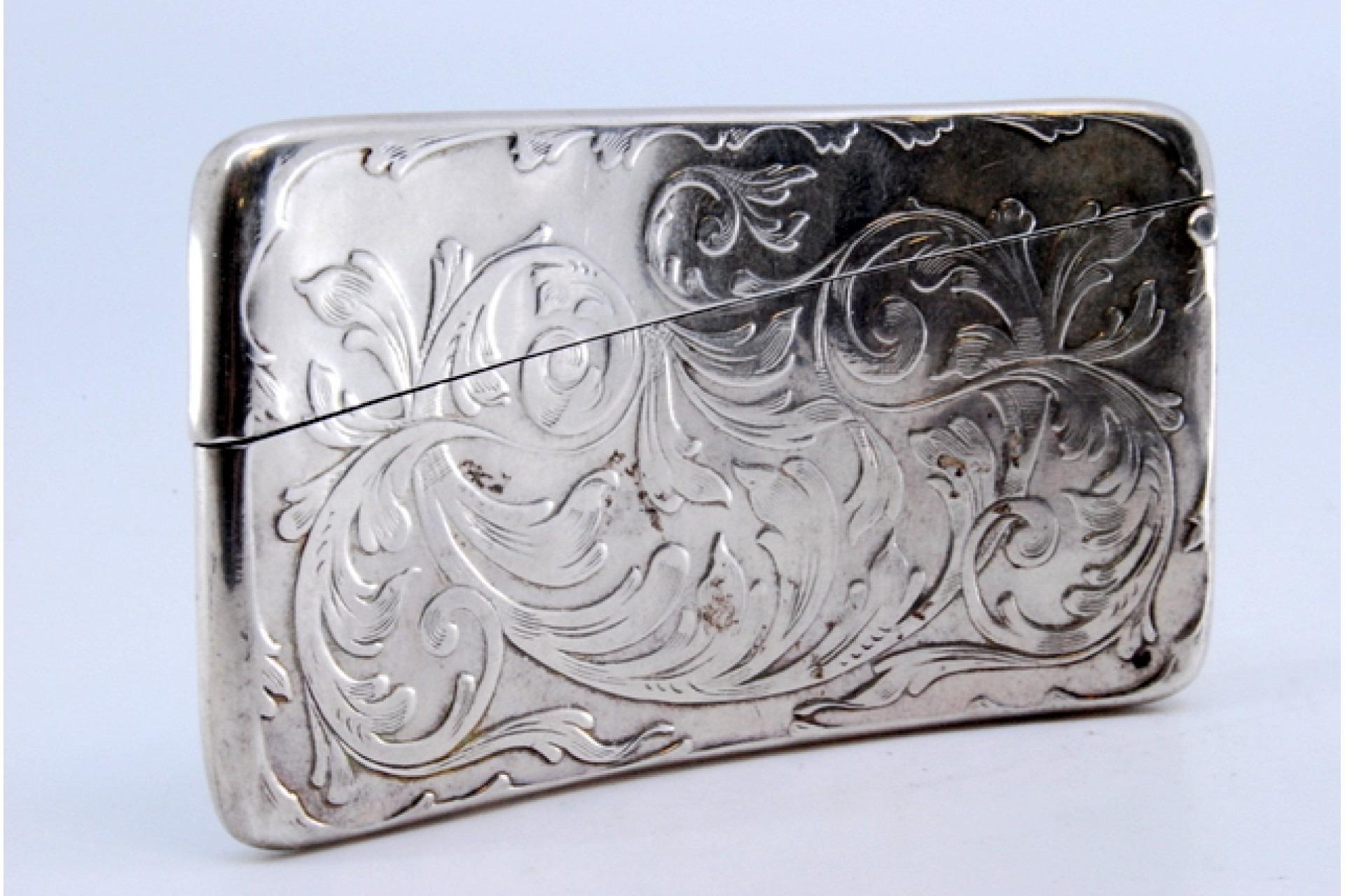 Silbernes Kartenetui in geschwungener Form mit Gravuren, die eine Monogramm-Karte umgeben (Portugiesisch) im Angebot