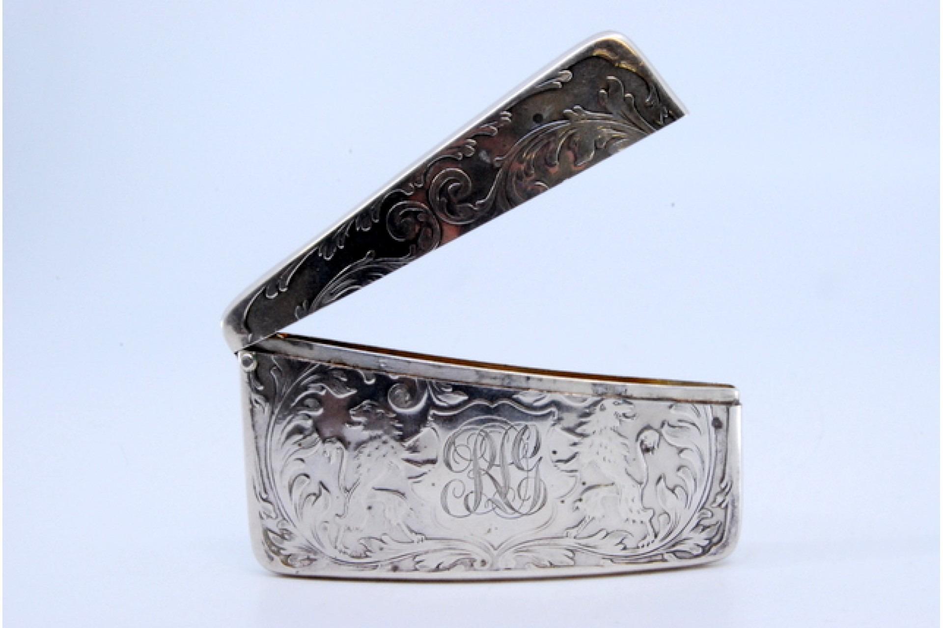 Silbernes Kartenetui in geschwungener Form mit Gravuren, die eine Monogramm-Karte umgeben (Sonstiges) im Angebot