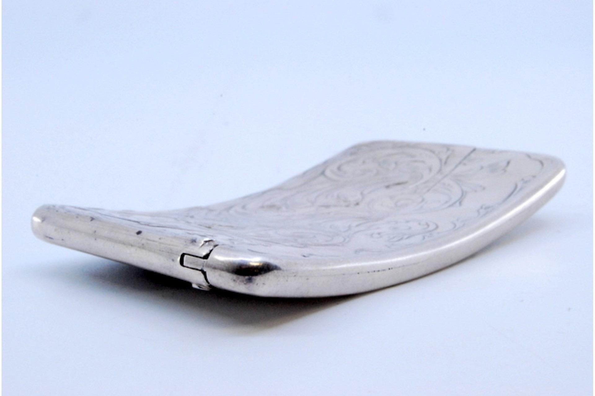 Silbernes Kartenetui in geschwungener Form mit Gravuren, die eine Monogramm-Karte umgeben im Angebot 1