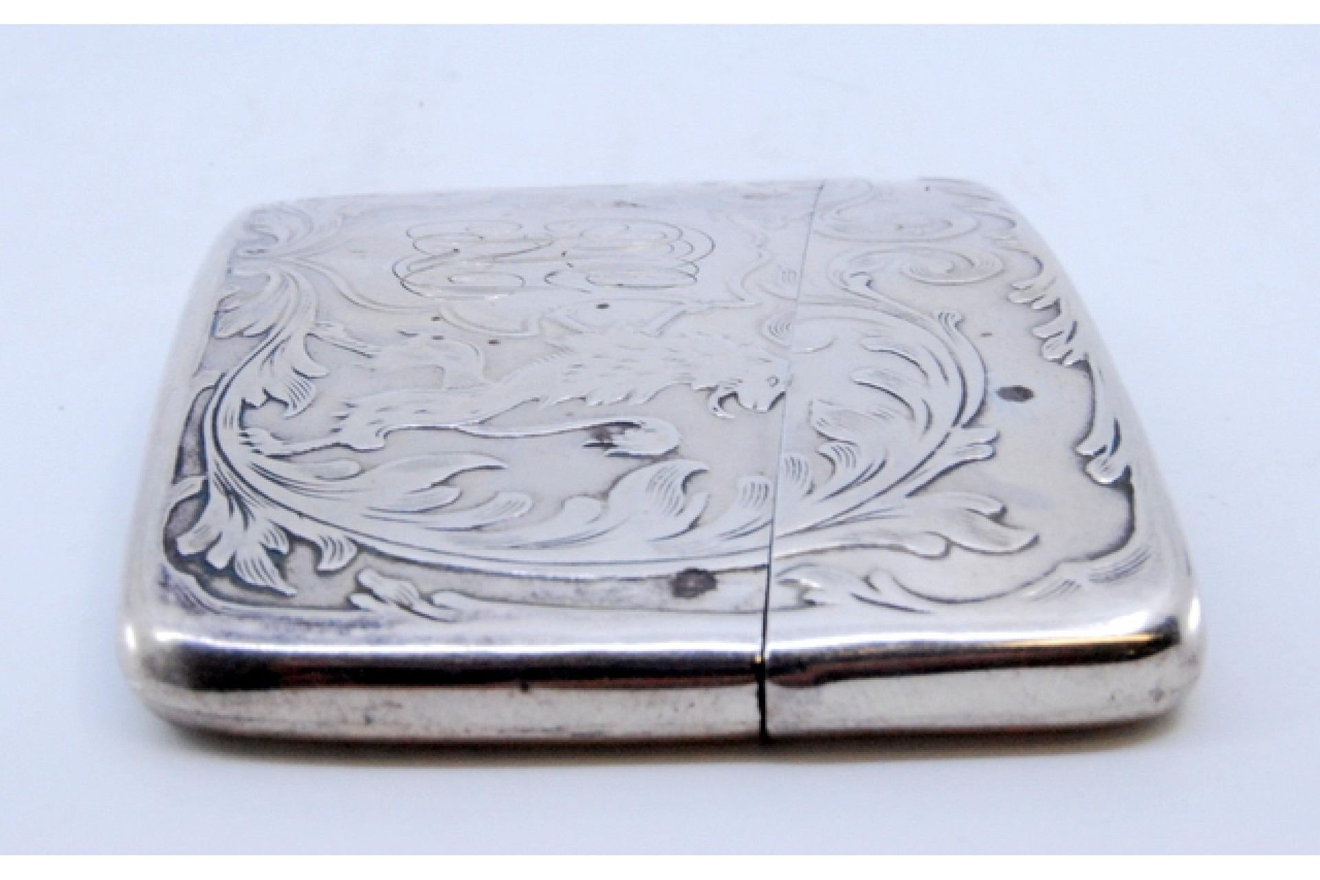 Silbernes Kartenetui in geschwungener Form mit Gravuren, die eine Monogramm-Karte umgeben im Angebot 2