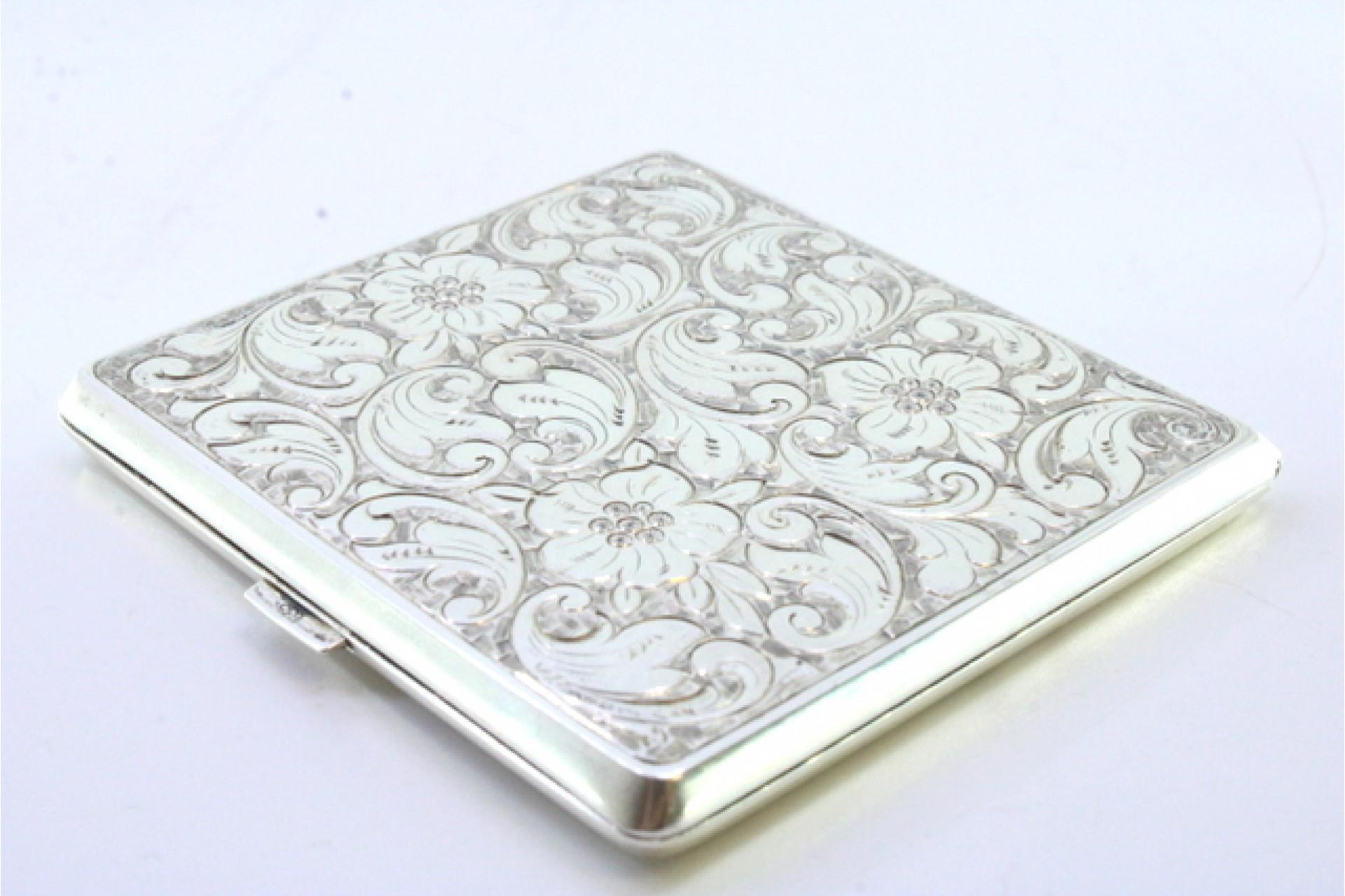 European Silver card case with floral engravings, high friezes and spring lid For Sale