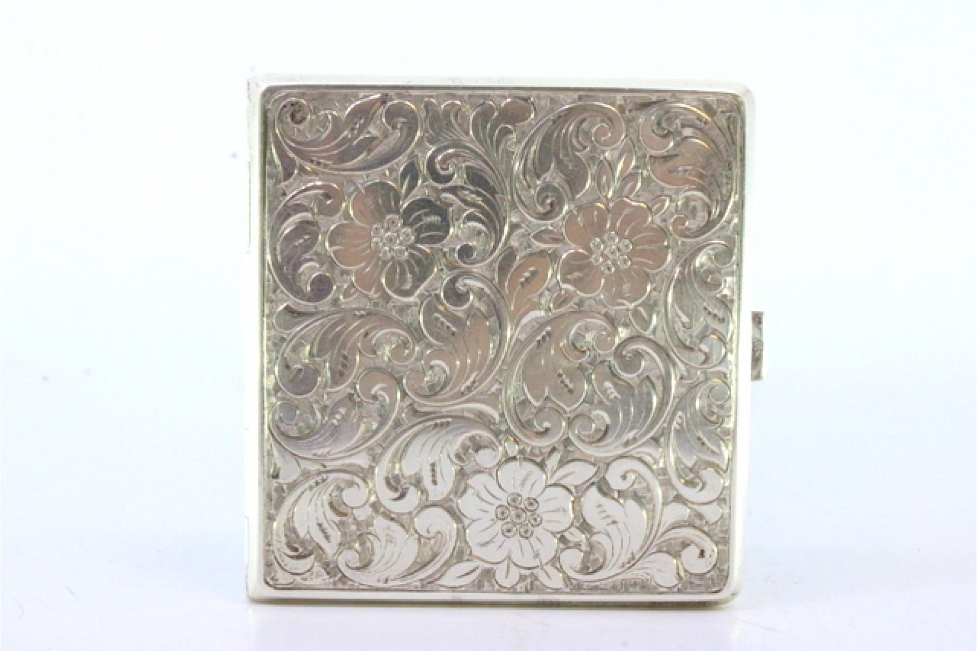 Silver card case with floral engravings, high friezes and spring lid In Good Condition For Sale In Porto, PT