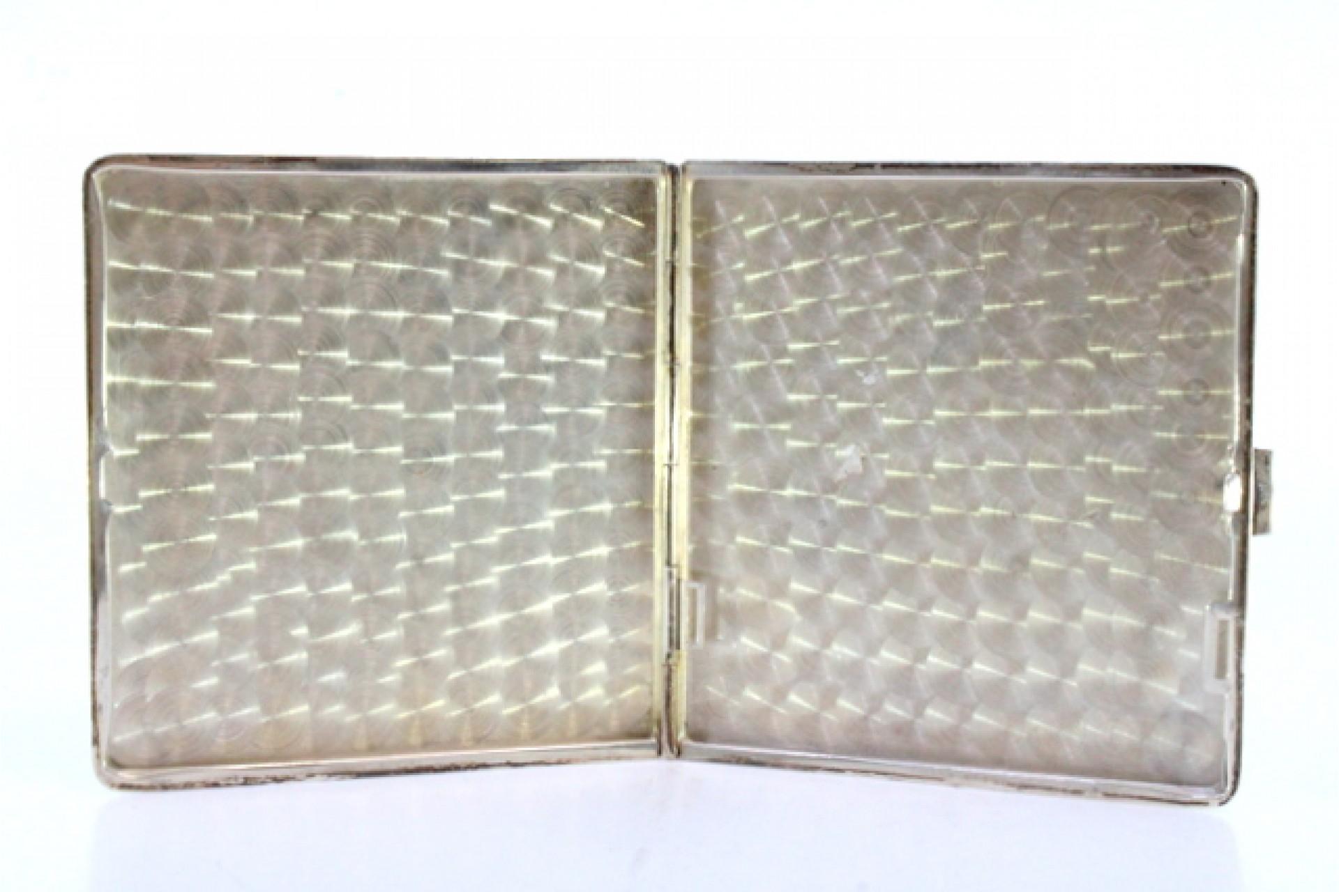 Silver card case with floral engravings, high friezes and spring lid For Sale 1
