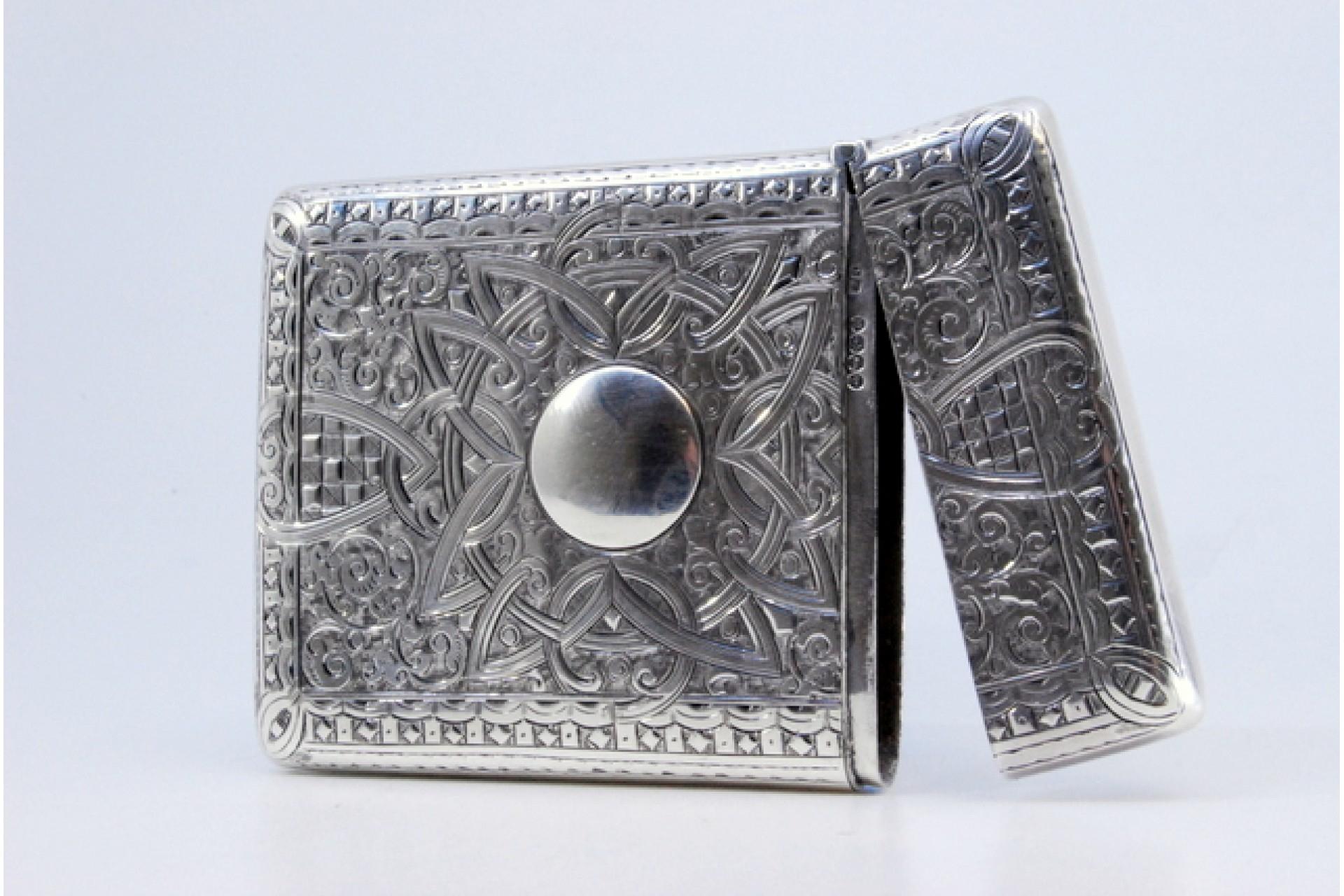 Silver card case with scrolls, garlands and hinged lid For Sale 1