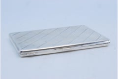 Silberner Kartenhalter mit diagonalen Streifen auf dem Deckel