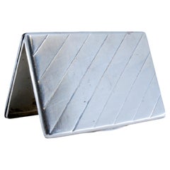 Silberner Kartenhalter mit diagonalen Streifen auf dem Deckel