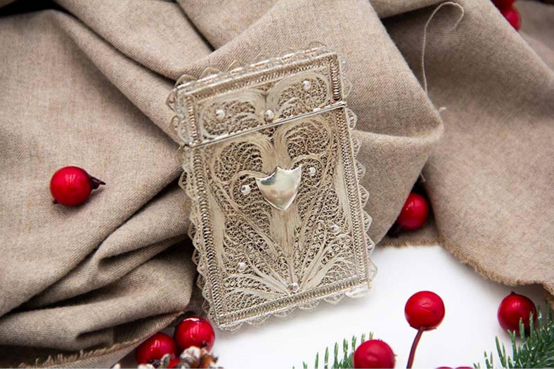 Description: Silver cardboard box in filigree mesh with hinged lid. Metal: Silver. Origin: Portuguese. Brand: boar II Title. Weight: 29.46 grams. Dimensions: 8.9cmx0.9cm. Content: 833/1000. Assay Mark: Yes, between 1887 and 1937. Additional