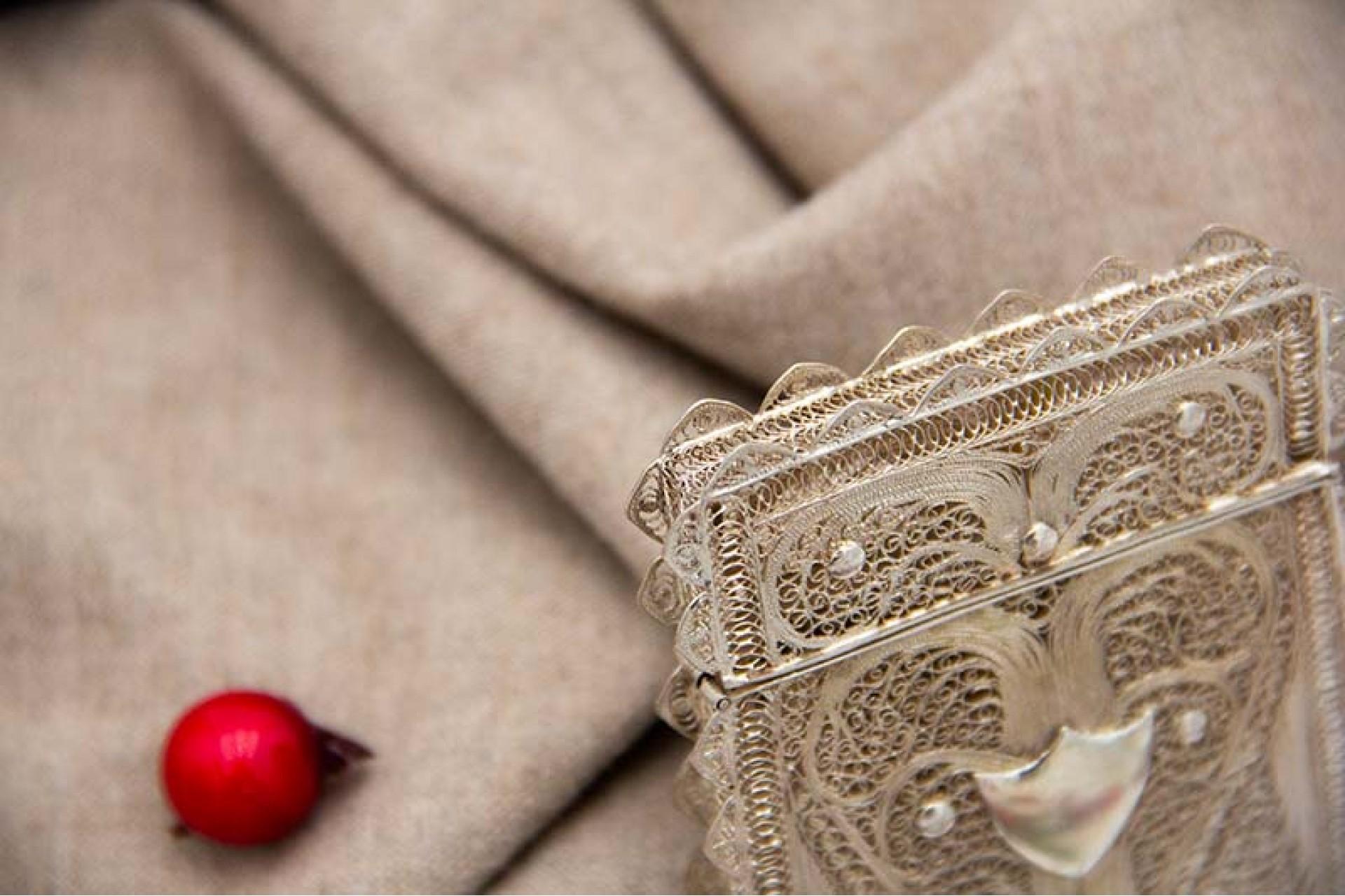 European Silver cardboard box in filigree mesh with hinged lid For Sale