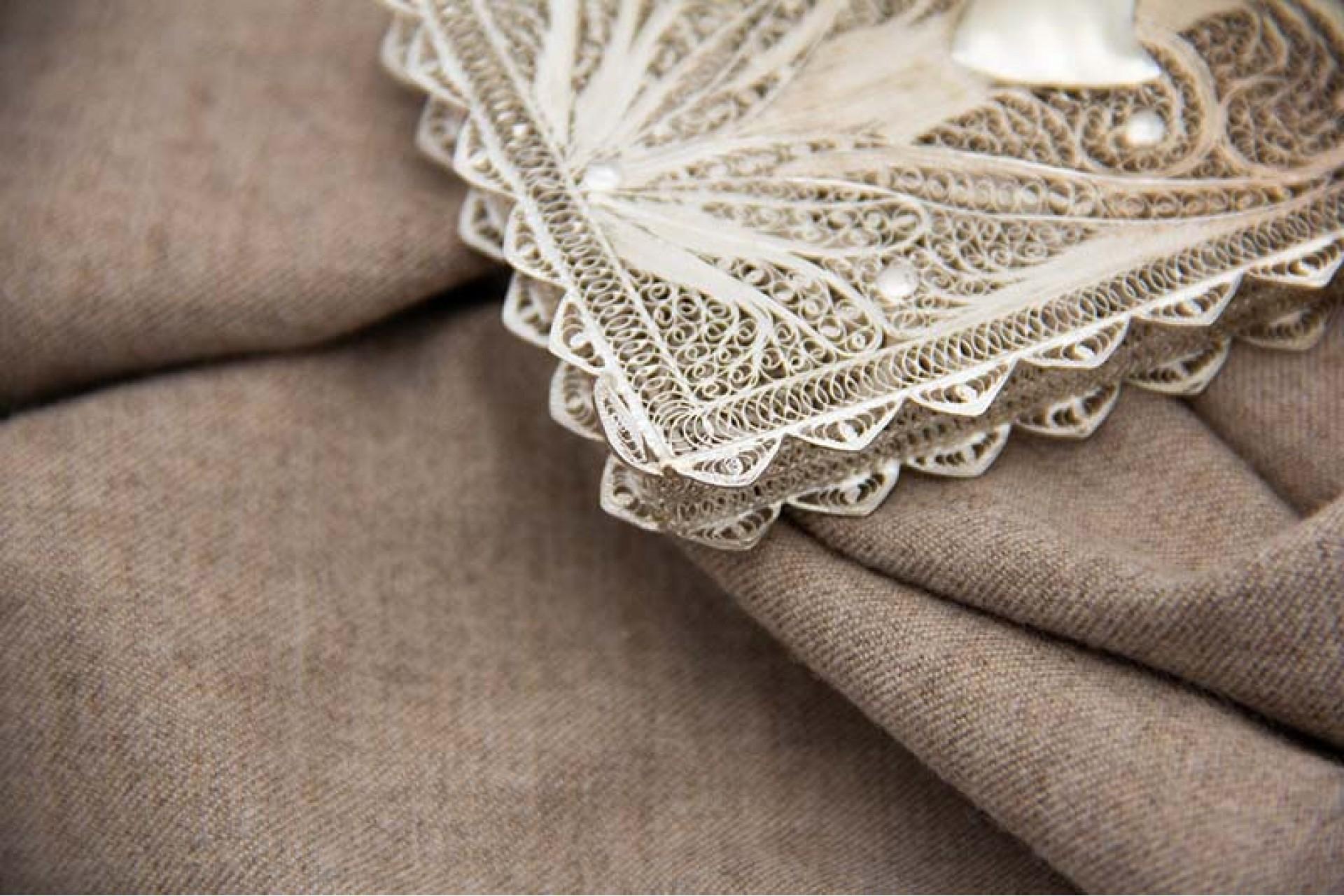 Silver cardboard box in filigree mesh with hinged lid In Good Condition For Sale In Porto, PT