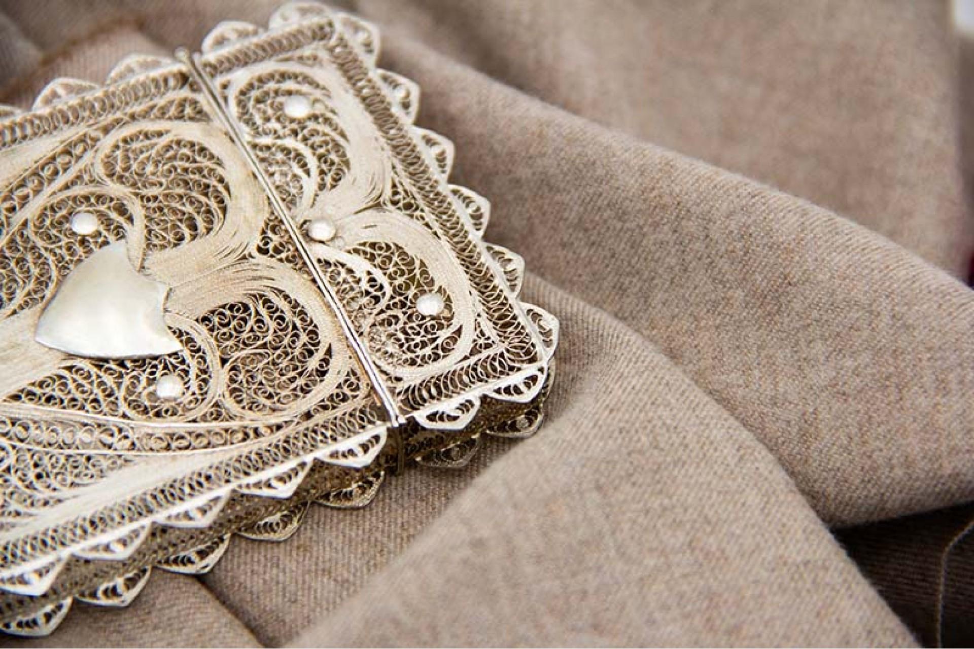 19th Century Silver cardboard box in filigree mesh with hinged lid For Sale