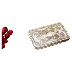 Silver cardboard box in filigree mesh with hinged lid